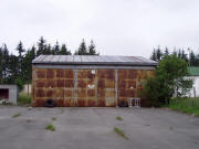 Trojdílná garáž pro jeřáby na okraji plochy