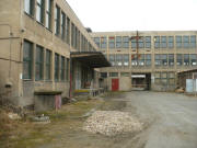 V lev sti fotografie je zachycena budova B 1118, z n vede vedlej vchod do krytu KZ 600