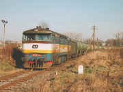 751.372-4 se s cisternovým vlakem blíží do stanice Chrudim město, 10.12.2002
