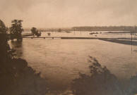 Povodně 1926, pohled ze svahu nad Chrudimkou na zatopený areál cvičiště, proti proudu řeky