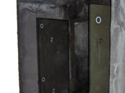 Dvojice prvních protitlakových dveří ve vchodu z ulice Husovy