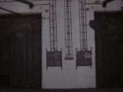 Dvojice vstupních vrat na východní straně sálu 21A-L