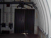 Dvojice vstupních vrat na východní straně sálu 21A-L
