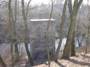 Pohled od někdejší paty mostu přes řeku