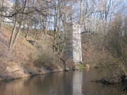 Po mostu zbyl do dnešních časů jen betonový pilíř na břehu Chrudimky