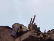 Pozorovac objekt na pozstatku stechy ruiny budovy
