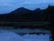 Podvečerní Bezděz, zrcadlící se v hladině Břehyňského rybníka