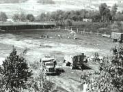 Wehrmacht na prostranství, kde dnes stojí sportovní stadion