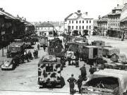Kolona ustupující německé armády na náměstí