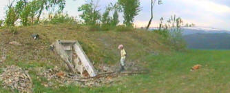 Úkryt ÚŽ-6 v Dolní Moravici, v pozadí výhled směr Opava